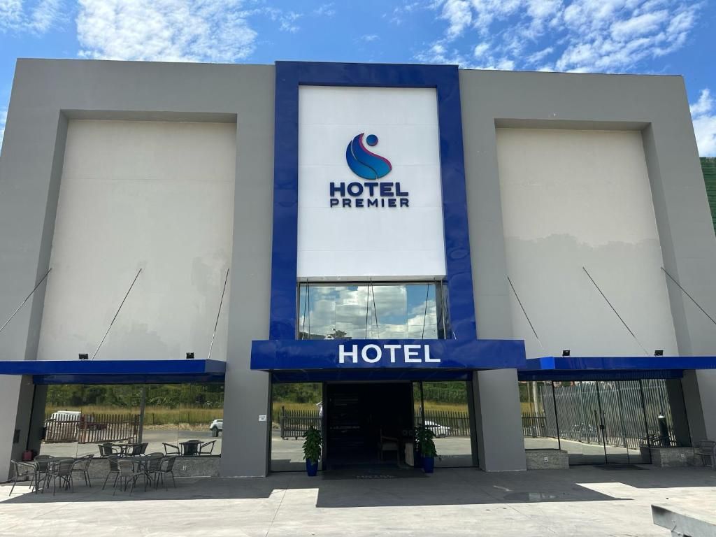 Un moderno edificio de hotel con un logotipo y señalización destacados.