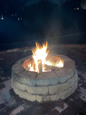 Un foc circular de pedra amb flames.