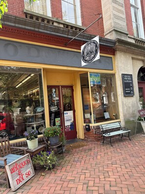 A storefront with a sign for 'Open Arts Antiques.' - Charming 3-bedroom, two-living room Victorian home in Historic New Castle (New Castle)