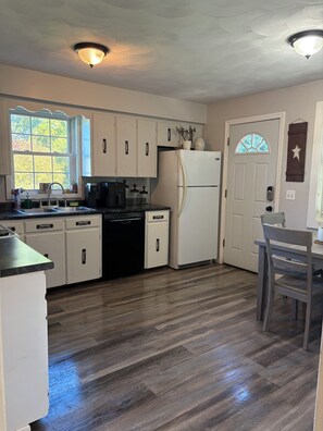 Private kitchen - Home Away From Home! Close to Amenities and Hospitals! W/D and Pet Friendly! (Auburn)