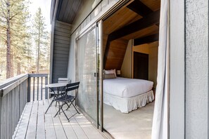 Property grounds - 1 Woodland Walk to the SR Village with hot tub, fireplace & patio (Sunriver)
