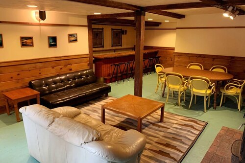 The Rose Lodge: 8 Bedrooms, 7 Baths, Private Hot Tub and Game Room