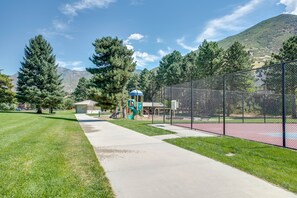 Sports court - Ski Haven - Stylish 4BR townhome near ski resorts, hike/bike trails, and park (Cottonwood Heights)
