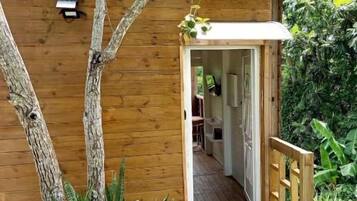 Uma cabana de madeira com uma porta que dá para o interior.
