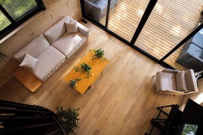 Una sala de estar moderna con un sofá, una mesa de centro y una silla.