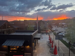 A town square with outdoor seating and a sunset view. - Ski Winter Park! Cozy Grand Lake Condo ~40 Min to the Slopes (Grand Lake)