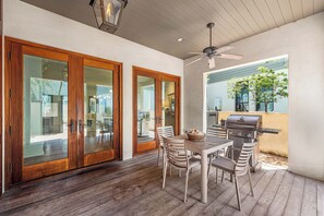 Outdoor dining - Saltwater & Shutters Cottage - Rosemary Beach - 4 Free Bikes! (Rosemary Beach)