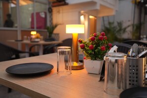 Outdoor dining - HOTEL ROYAL STAY (Nagpur)