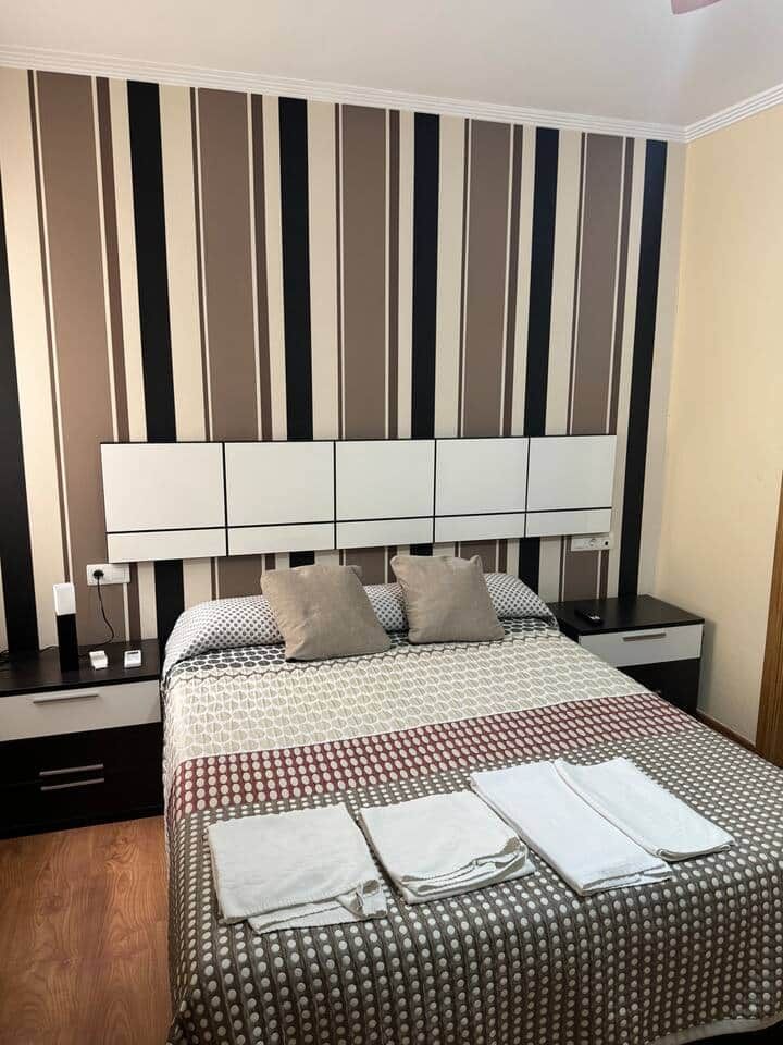 Dormitorio con cama doble y mesillas