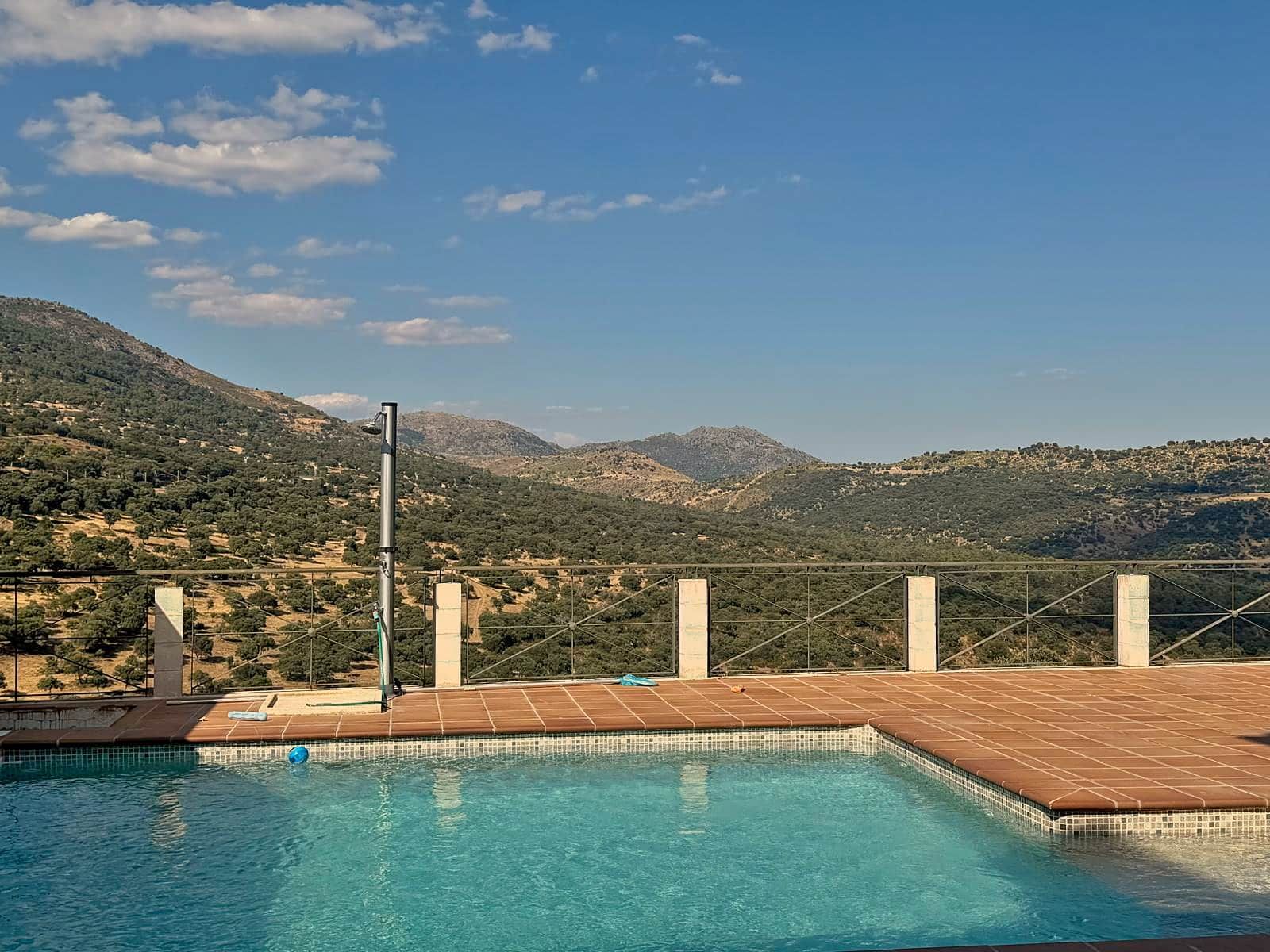 Une piscine offrant une vue sur un paysage montagneux.