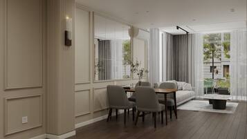 Un interior moderno con comedor, sofá y vistas al exterior.