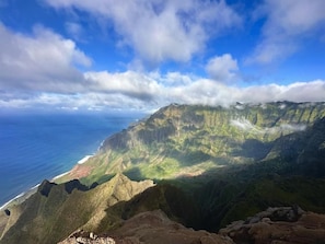 Paisagem montanhosa com uma costa.