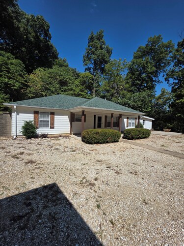 Quiet 3-Bedroom Country Stay in Nebo, Illinois