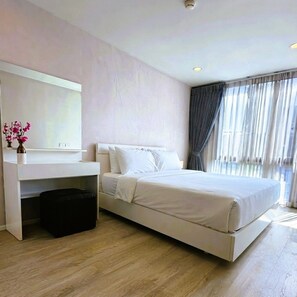A modern hotel room with a large bed, a bedside table, a mirror, and a window with curtains. - 707 Cozy 1-bedroom Condo in Nimman - 4 mins walk to Maya Mall and One Nimman (Chiang Mai)