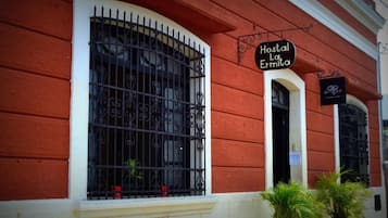 Um edifício com uma placa que diz 'Hostal La Ermita'.
