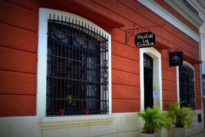 Un edificio con un cartel que dice 'Hostal La Ermita'.