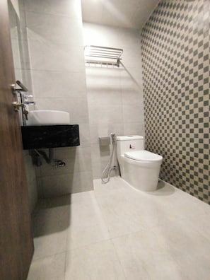 Un bagno con toilette, lavandino e doccia.