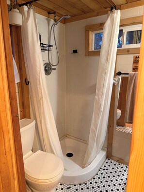 Bathroom - Private Tiny House With Hot Tub near Ashland (Talent)
