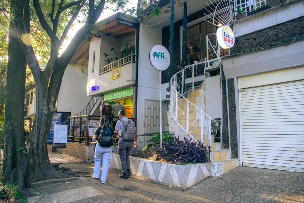 Un hostal con una escalera, un cartel que dice 'Familia Hostel' y un cartel que dice 'Diorico'.