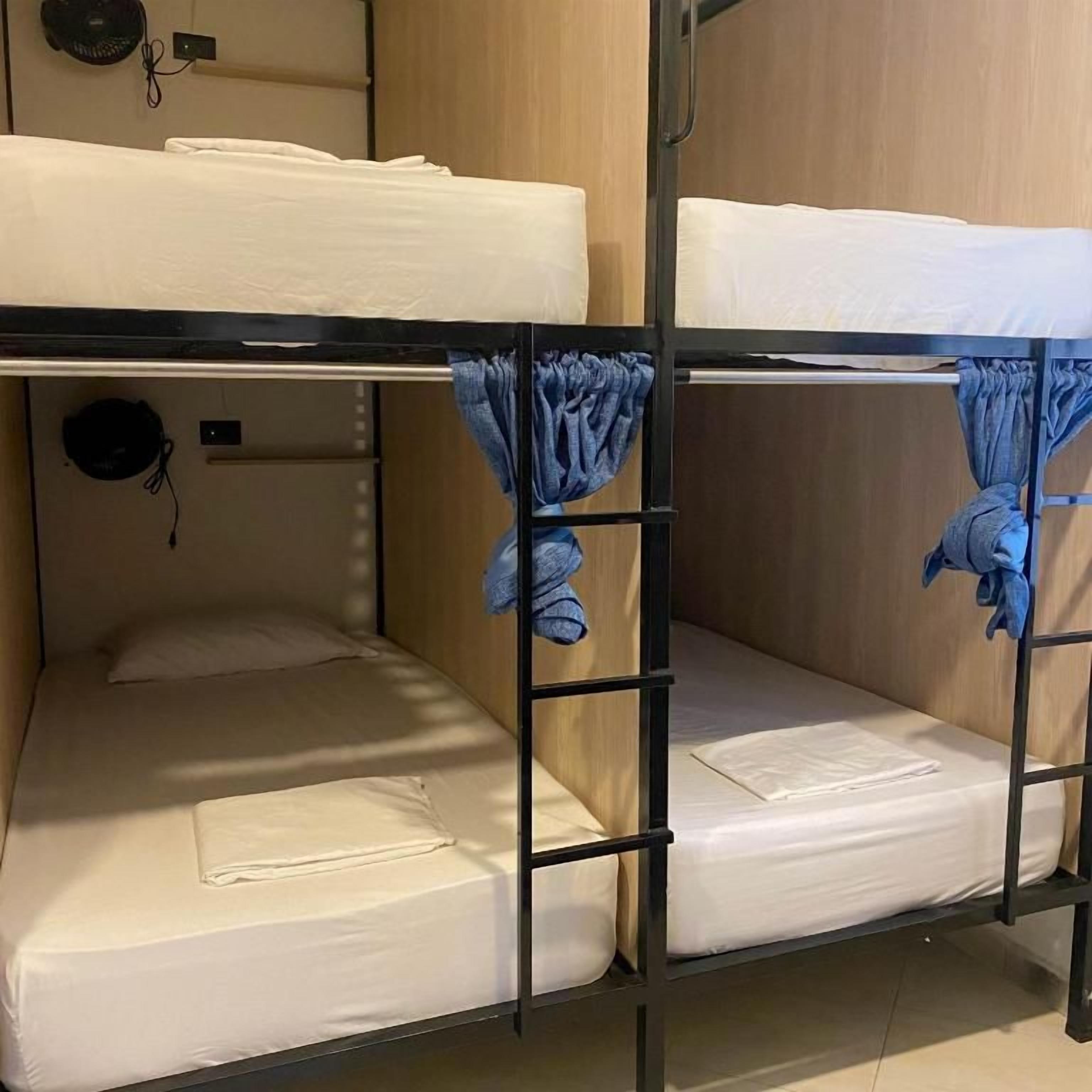 Habitación con literas, con una cama individual en la parte superior y otra en la inferior.