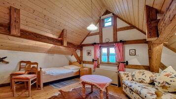 Una habitación acogedora con una cama, un sofá, una mesa y una alfombra de piel de vaca.