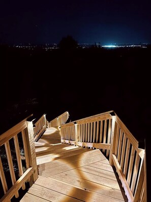 Un pontile in legno con ringhiere che conduce a una piattaforma rialzata.