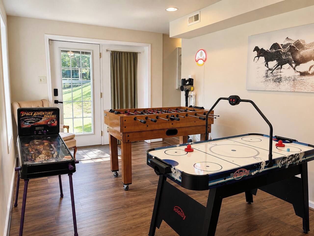 Ein Raum mit Tischfußball, Tischtennis und Flippermaschine.