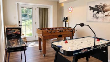 Ein Raum mit Tischfußball, Tischtennis und Flippermaschine.