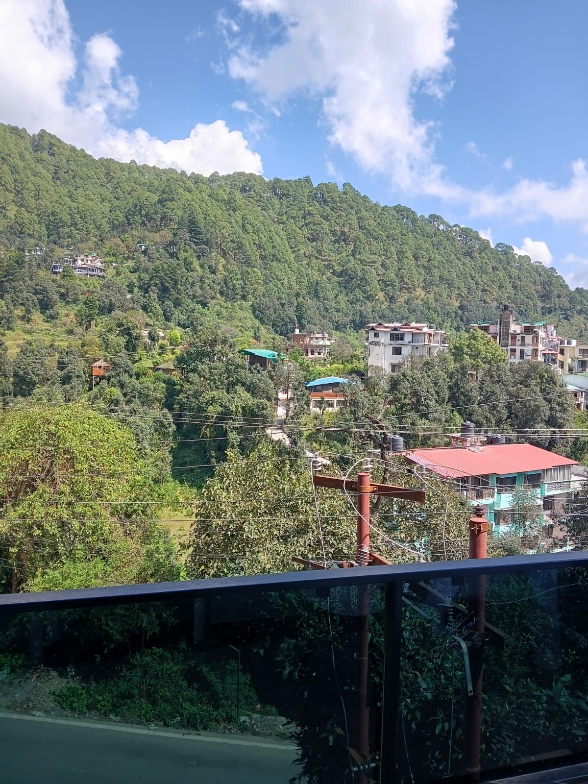 Un paisaje montañoso con edificios y vegetación.