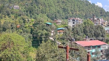 Un paisaje montañoso con edificios y vegetación.