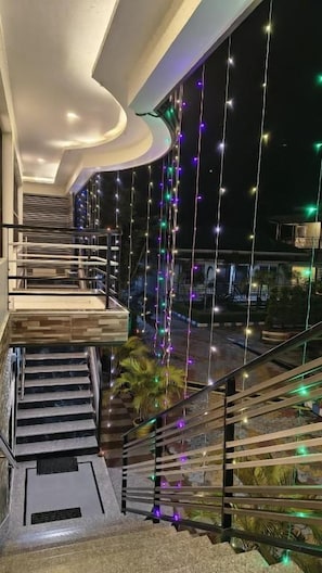 Una escala amb barana de vidre i llums lluminoses.