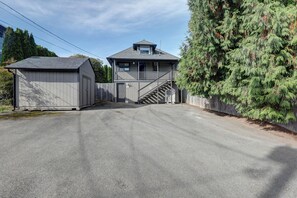 A building with a covered driveway, a staircase leading to a second floor, and a large evergreen tree to the right. - 4B2B DT Everett Ideal for Medical/Corporate/Insurance Placement close Hospital (Everett)