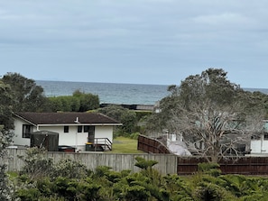 A residential area with a house, a wooden fence, and a view of the sea. - Quaint 3-bedroom house in welcoming Omaha neighborhood (Omaha)
