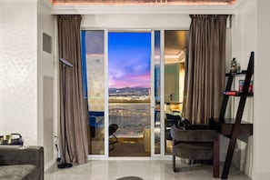 Interior - Palace in the Sky|Vegas Strip Balcony/Sphere/Pools (Las Vegas)