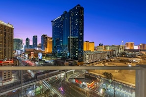 Un horizonte urbano con modernos rascacielos, una autopista concurrida y una zona de casinos.