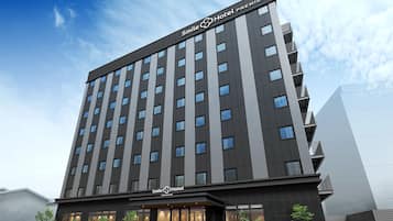 Un moderno edificio de hotel con un letrero llamativo que dice 'Smile Hotel Premium'.