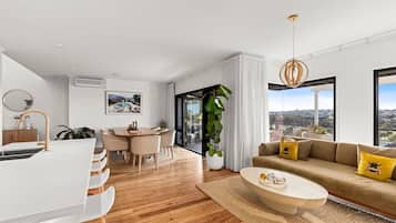 Un salon moderne avec un canapé, une table basse et un coin repas.