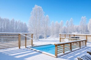 A wooden deck with a pool, benches, and a sign indicating a height of 1.5m. - Arctic Sauna & Aurora Retreat By Lapland Host (Rovaniemi)