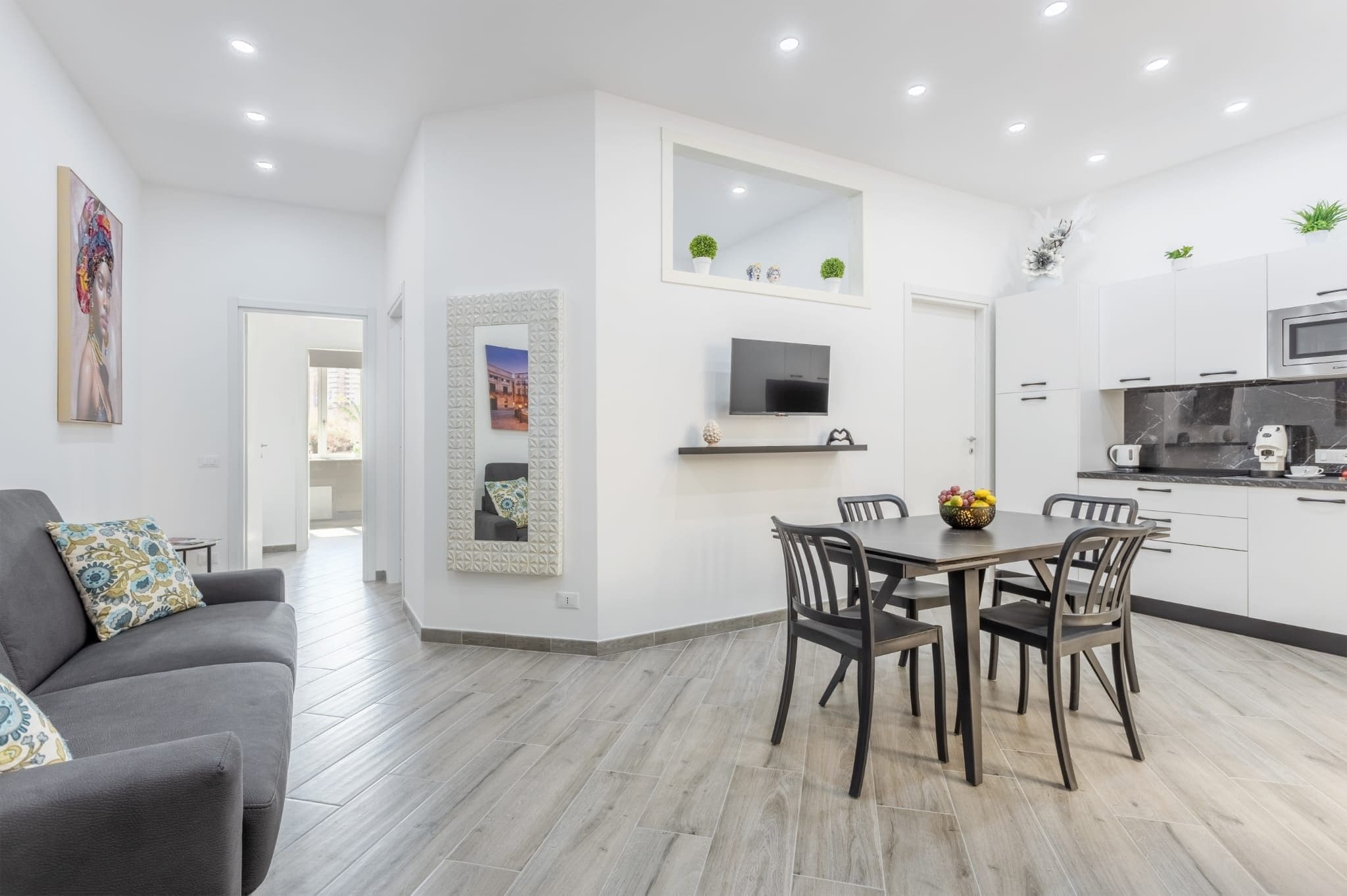 Een modern appartement met een eethoek, keuken en woonruimte.