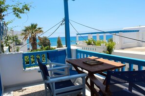Outdoor dining - Sea View Apartments and Studios (Naxos)