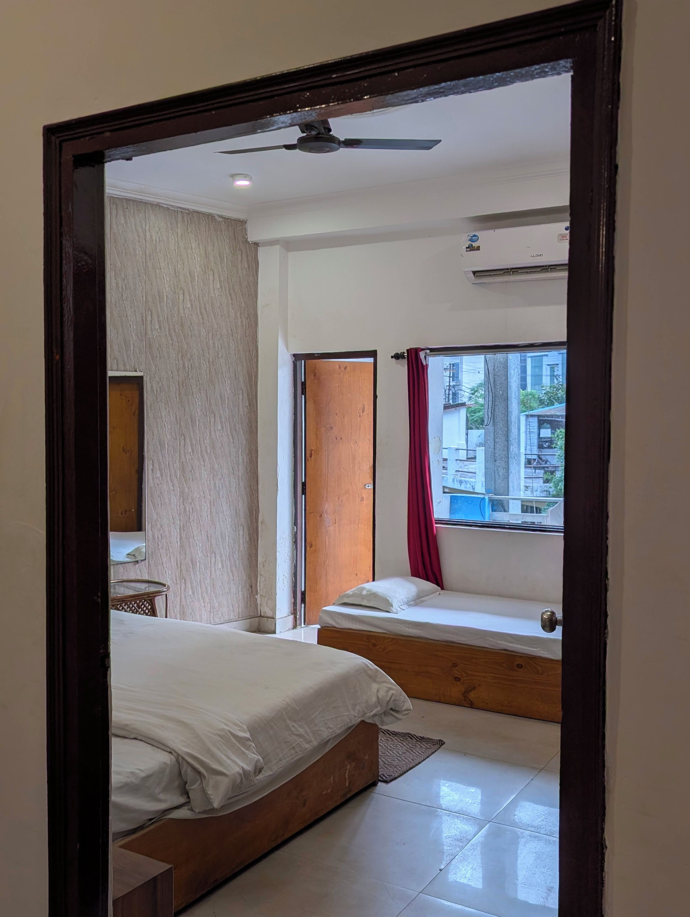 Quarto com cama, janela com vista e ventilador de teto.