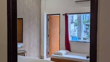 Quarto com cama, janela com vista e ventilador de teto.
