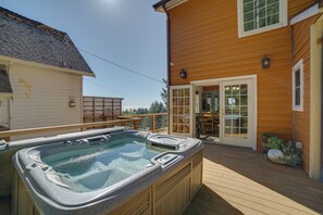 A hot tub on a wooden deck with a view of a house and trees. - Retreat 1 Mi to Black Sands Beach & Trails! (Whitethorn)