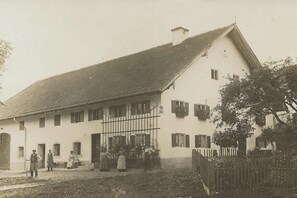 Un bâtiment à deux étages, doté d’un toit à pignon et d’un porche à l’avant.