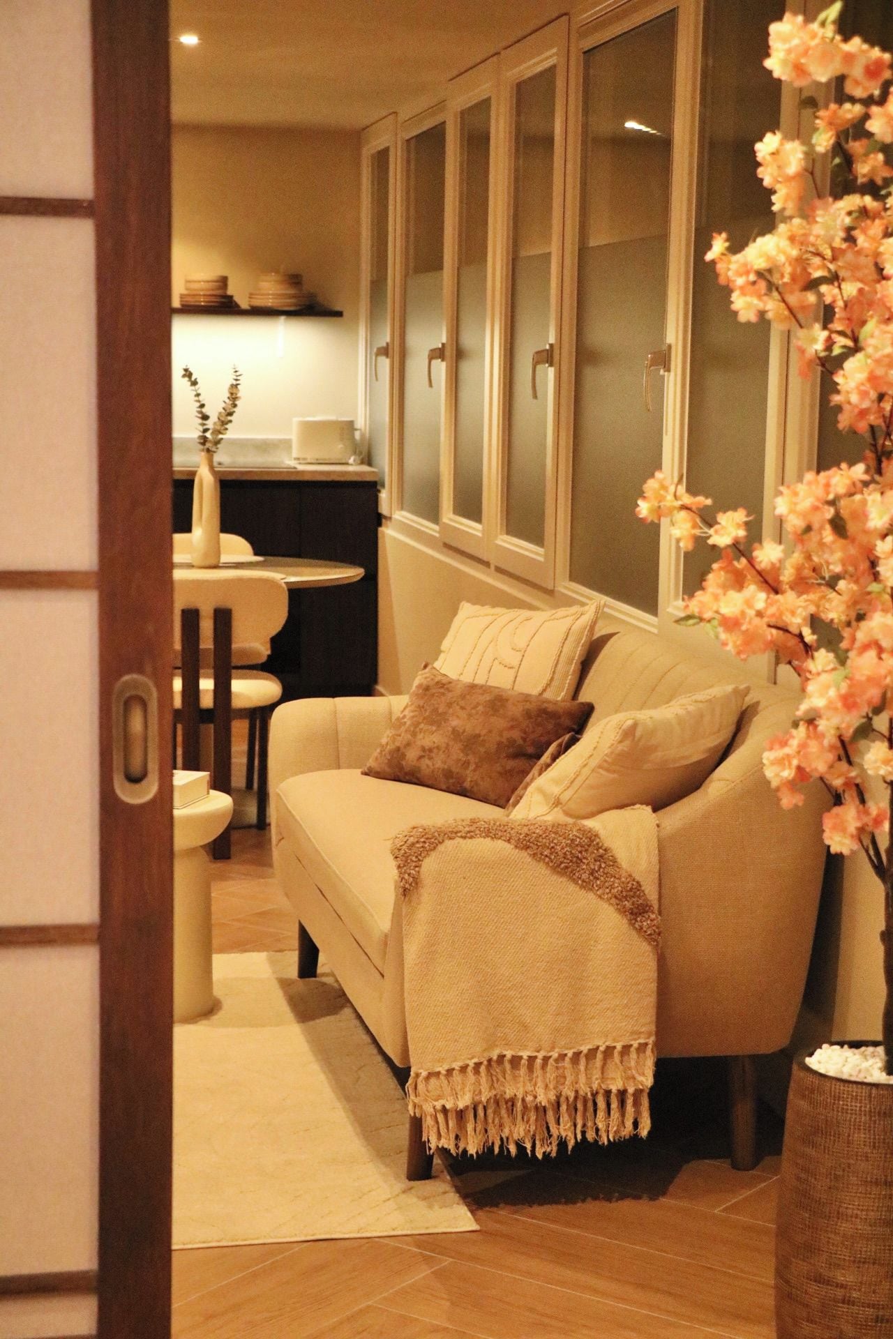 Una sala de estar con un sofá, una mesa de centro y un mueble.