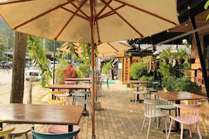 Outdoor dining - Summer Club2 Hostel and Cafe Aonang (Tambon Ao Nang)
