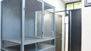 Un contenedor metálico con laterales de malla y puerta corrediza.
