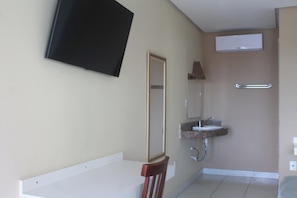 A bathroom with a sink, mirror, and towel rack. - Brisa da Costa Suites (Macaé)