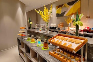 A buffet area with various food items and beverages. - Homeinn Selected (Shanghai)
