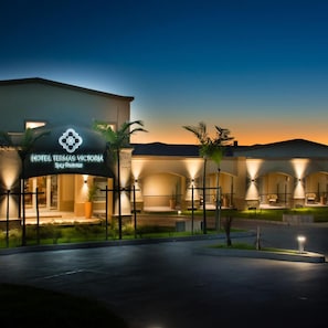 A hotel with a sign reading 'HOTEL TERMAS VICTORIA.' - Hotel Termas Victoria (Victoria)